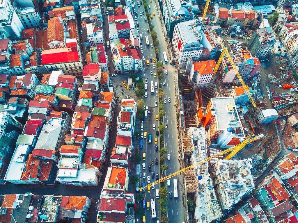The creation of tomorrow's cities cannot be conceived without the participation of Geographic Information Systems or GIS. These have brought a set of features and possibilities to urban managers that make them much more efficient in their day-to-day work, optimising the results of the projects they work on. If you want to know more about this new approach, we encourage you to read on.