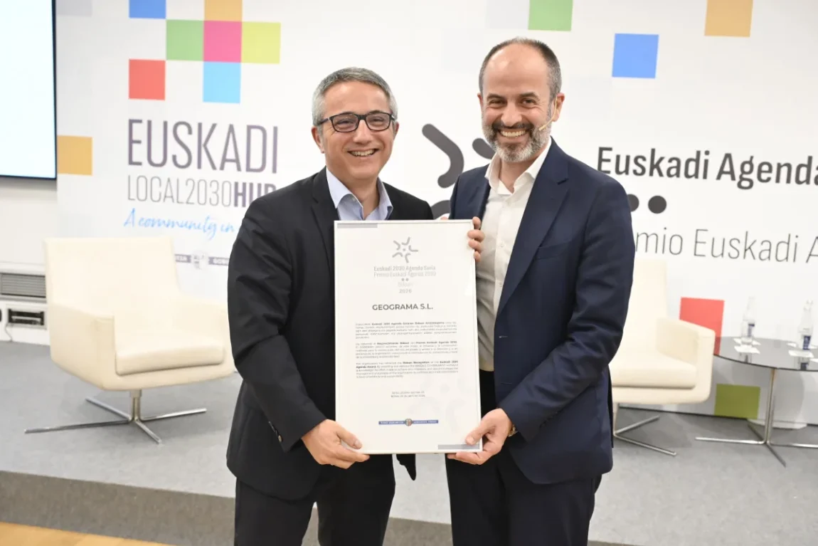 Asier Aranbarri entrega el reconocimiento a Juanmi Álvarez.