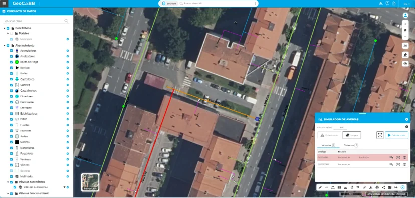 Interfaz de GeoCABB con el árbol de capas de las redes de abastecimiento y saneamiento sobre una ortofoto urbana, y el panel del simulador de averías abierto mostrando las válvulas y tuberías afectadas.