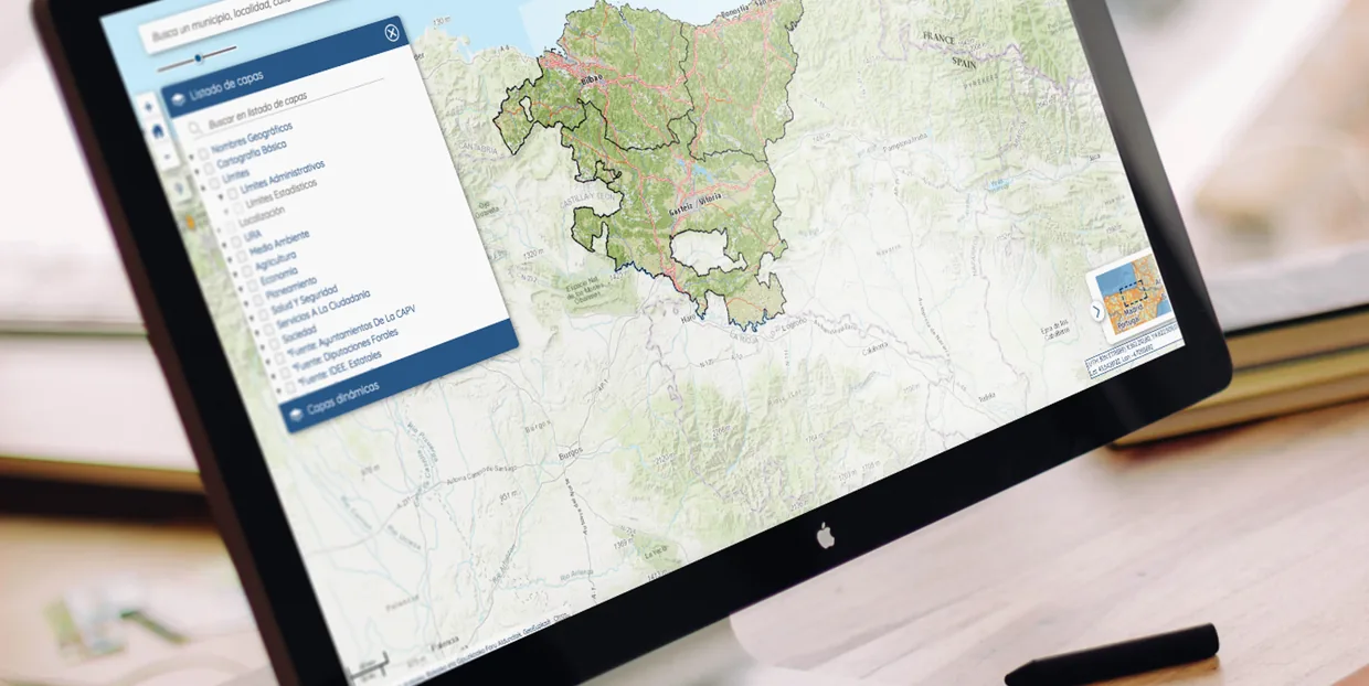 Visor geográfico de la Agencia Vasca del Agua en un monitor, con el listado de capas abierto y el mapa de la Comunidad Autónoma del País Vasco.