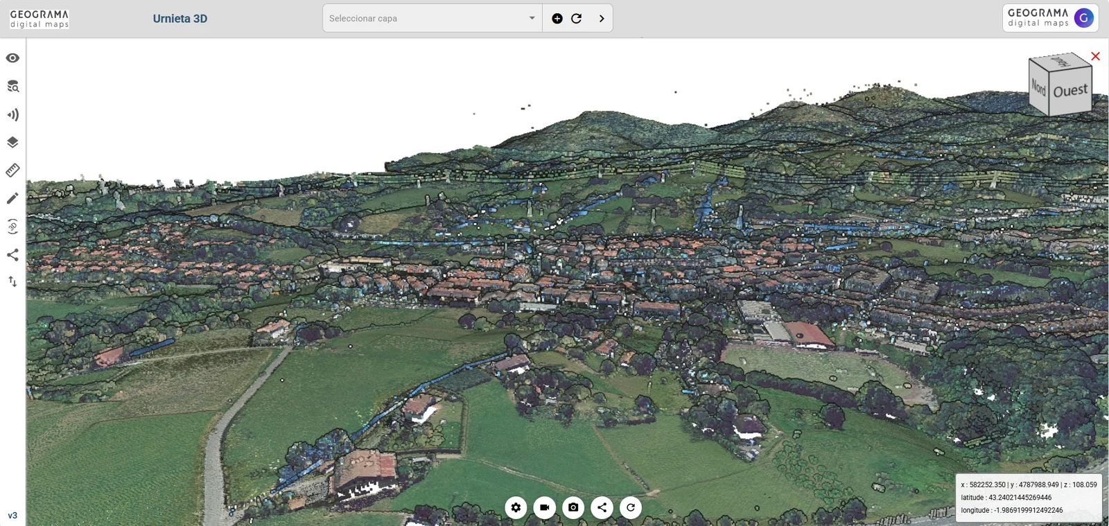 Geograma 3D viewer showing the Urnieta model: coloured point cloud of the town and its surroundings, with layer, measurement and coordinate query tools