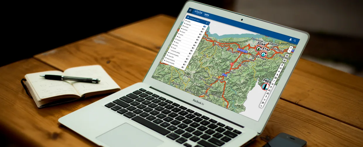 The Aguas del Añarbe corporate viewer open on a laptop, showing the regional map and the layer tree of the water supply and sewer networks.